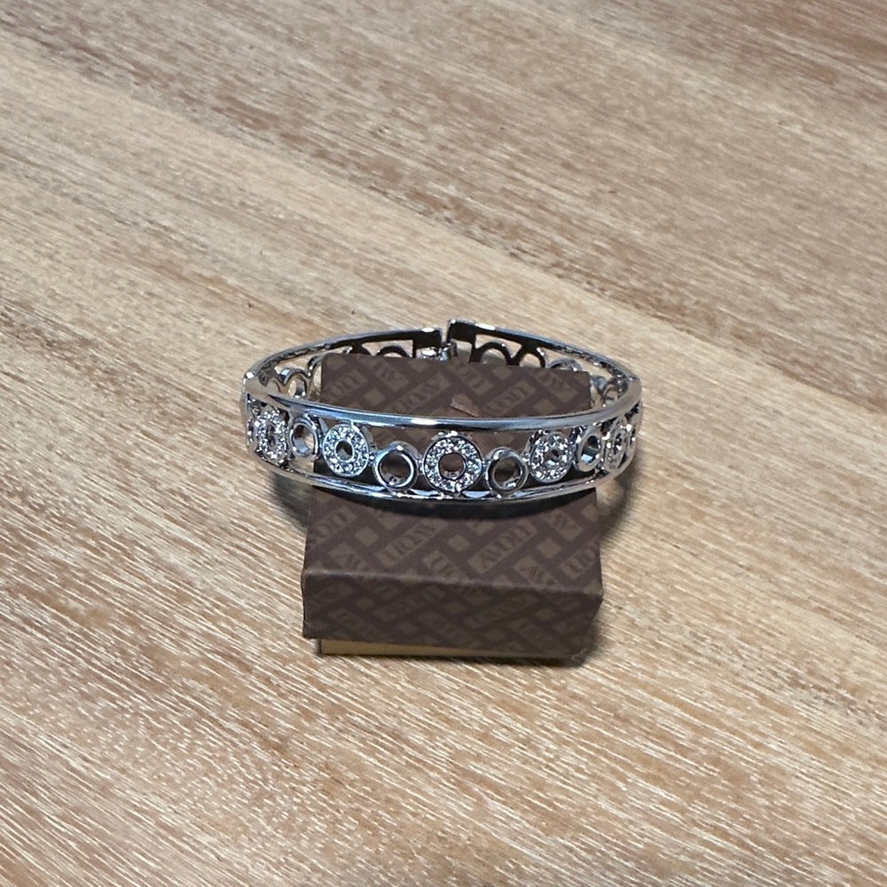 Chic Silver Bracelet with Circular Crystal Design